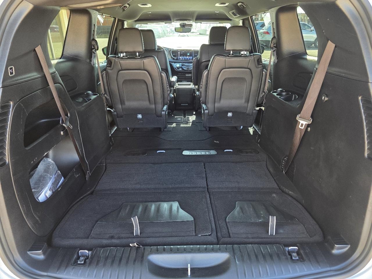 Chrysler Pacifica Select FWD 2025