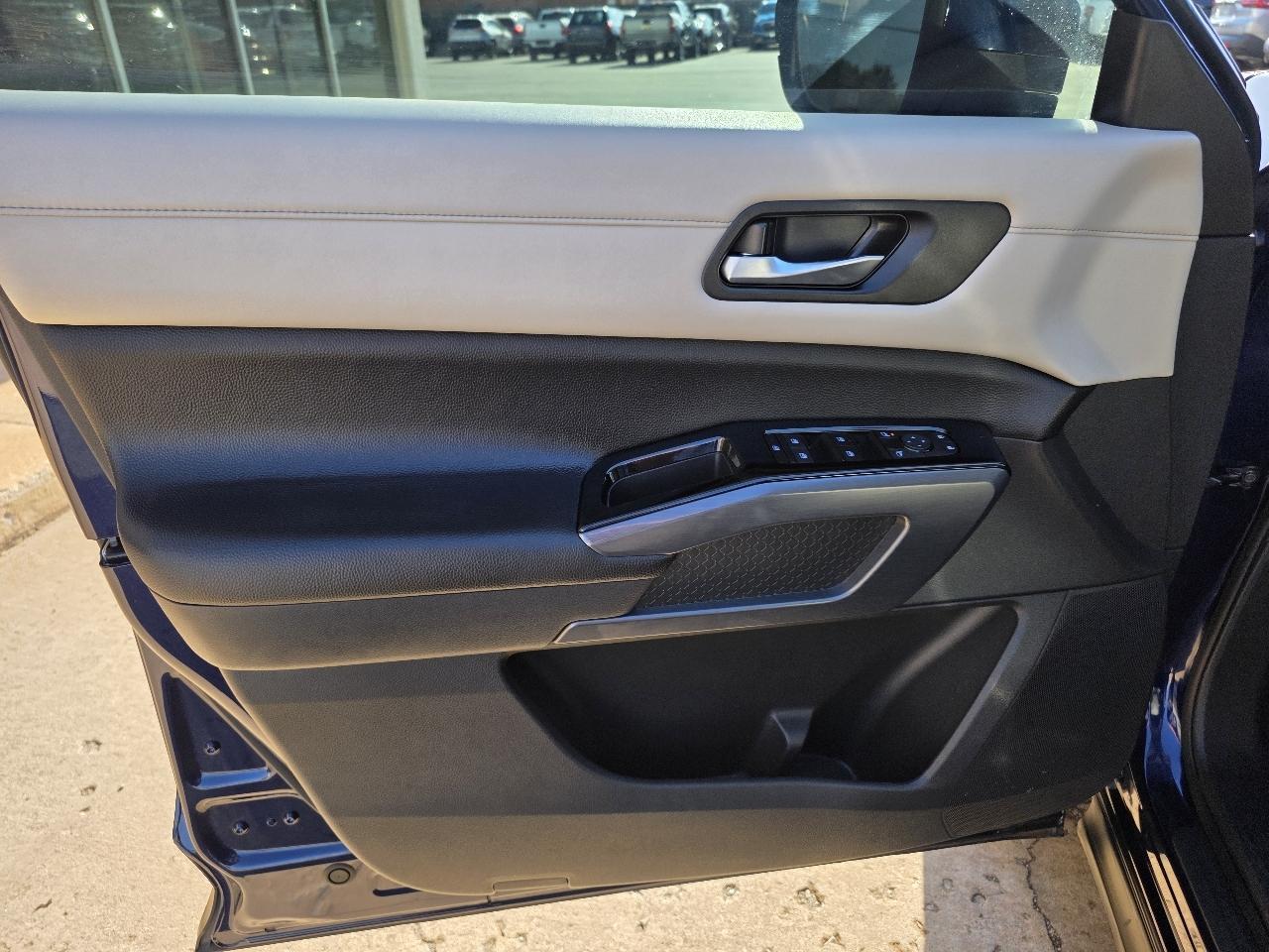 Nissan Pathfinder SL 2WD 2024