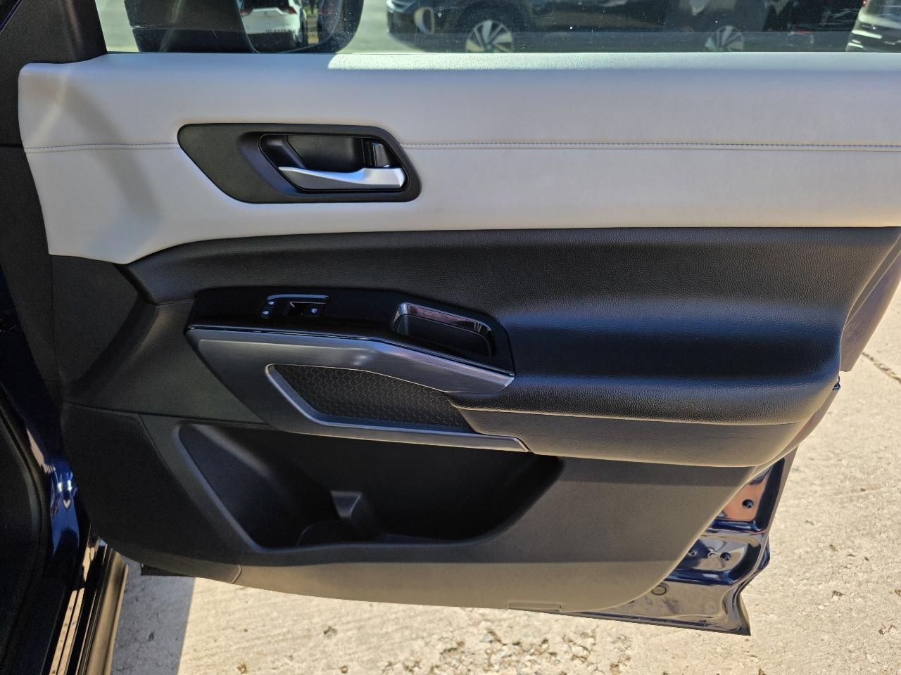 Nissan Pathfinder SL 2WD 2024
