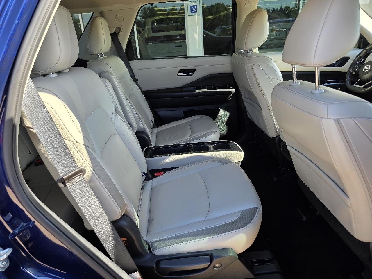 Nissan Pathfinder SL 2WD 2024