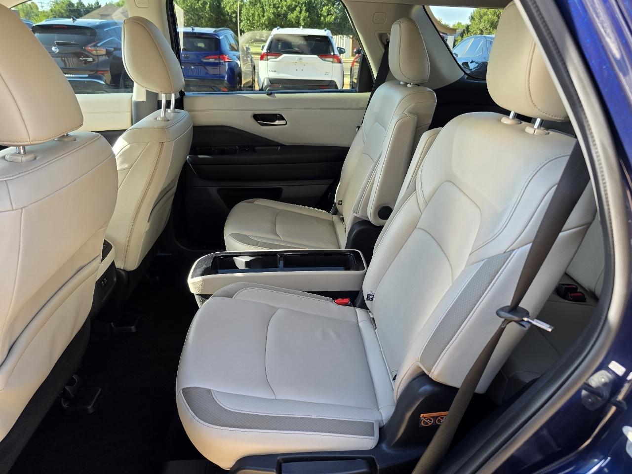Nissan Pathfinder SL 2WD 2024
