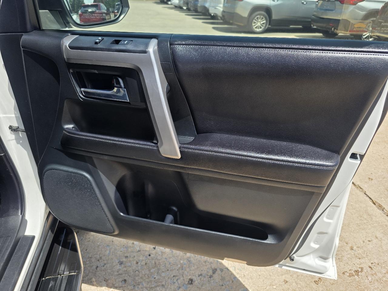 Toyota 4Runner RWD 4dr V6 SR5 Premium (Natl) 2016