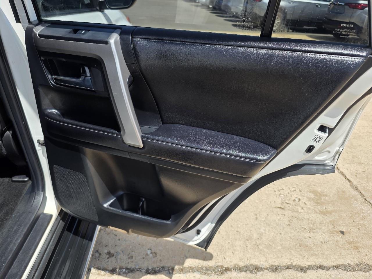 Toyota 4Runner RWD 4dr V6 SR5 Premium (Natl) 2016