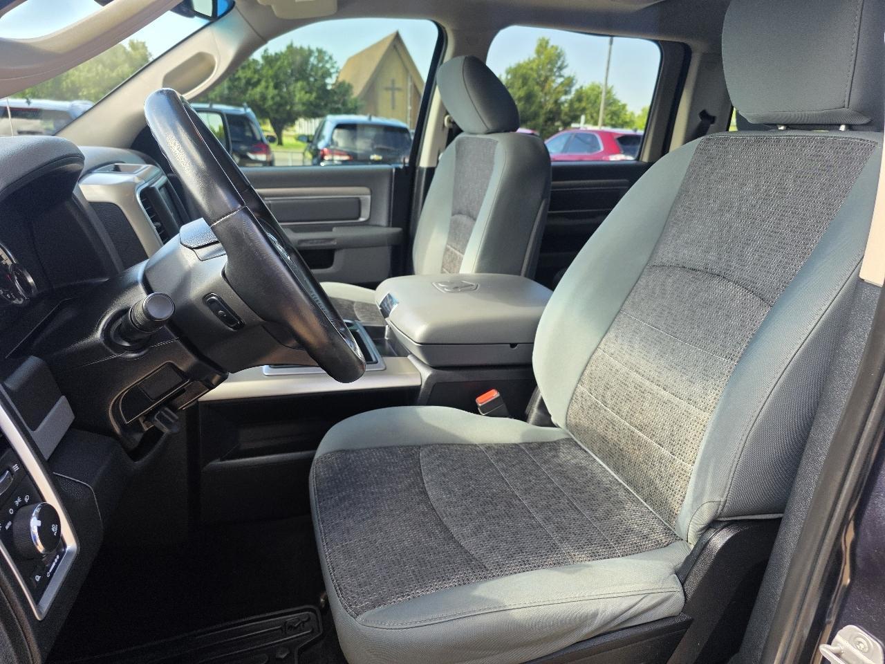 RAM 1500 4WD Crew Cab 140.5" Big Horn 2014