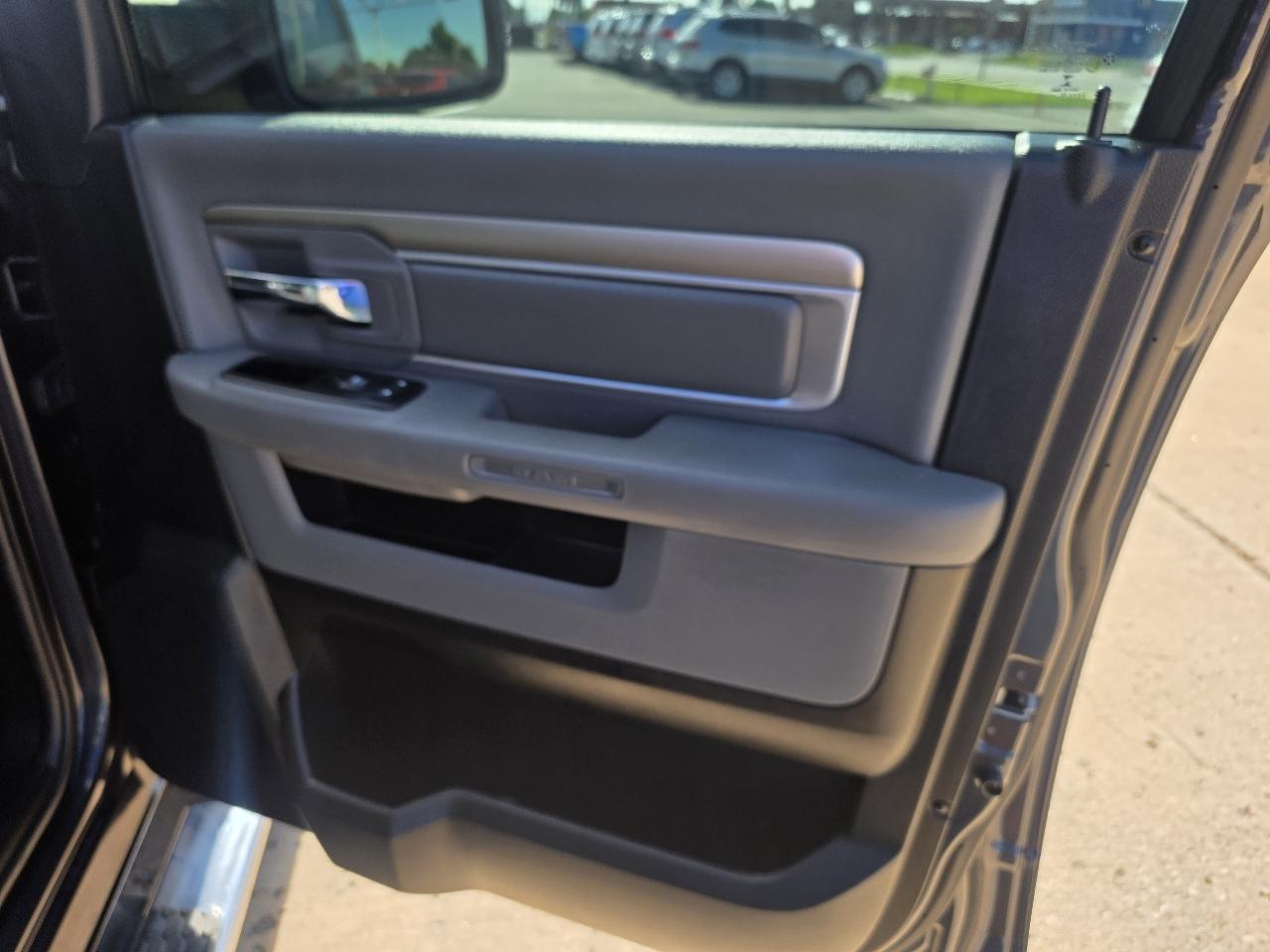 RAM 1500 4WD Crew Cab 140.5" Big Horn 2014
