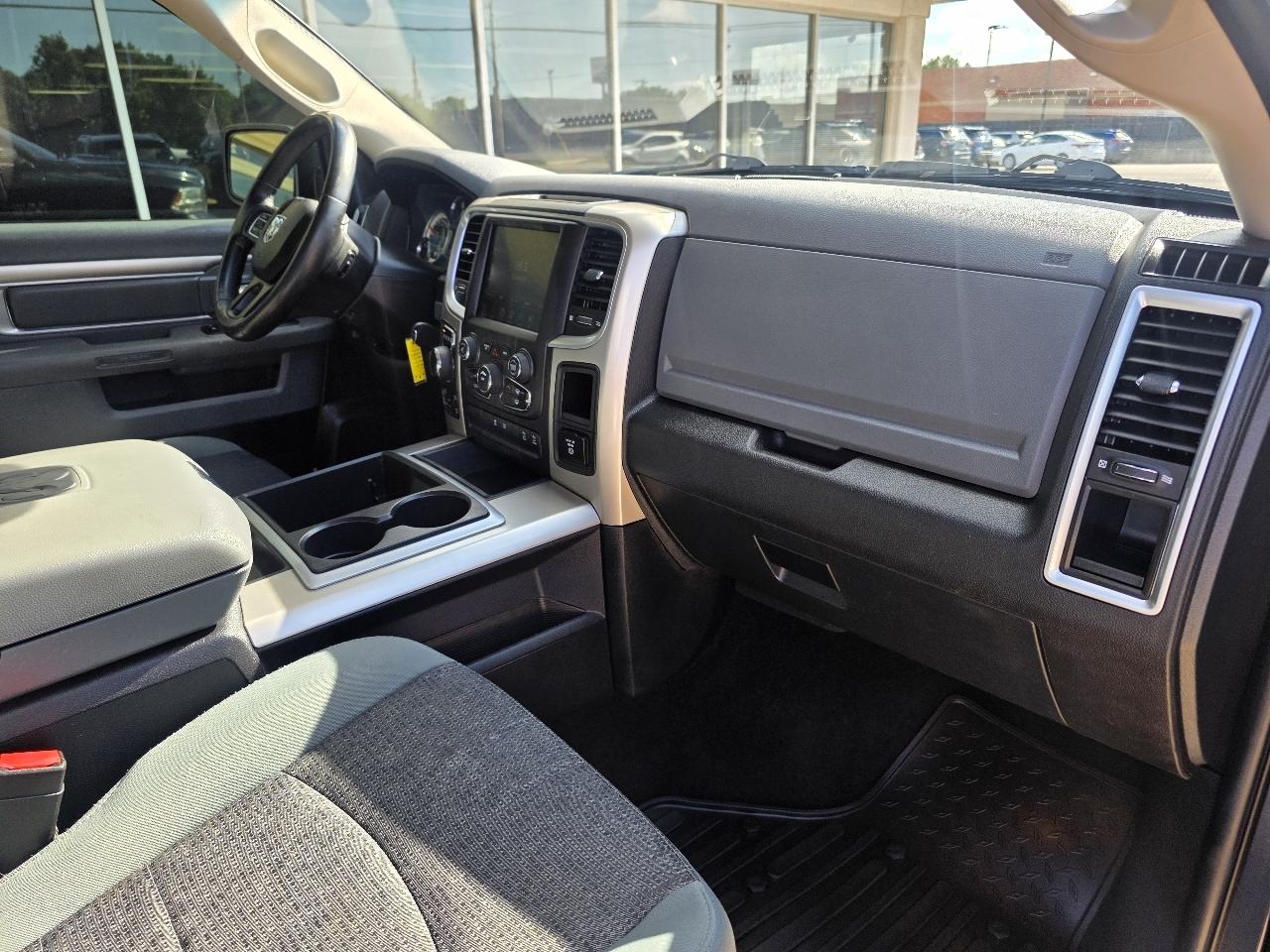 RAM 1500 4WD Crew Cab 140.5" Big Horn 2014