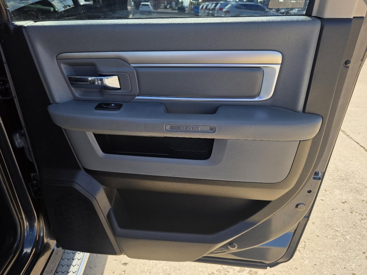 RAM 1500 4WD Crew Cab 140.5" Big Horn 2014