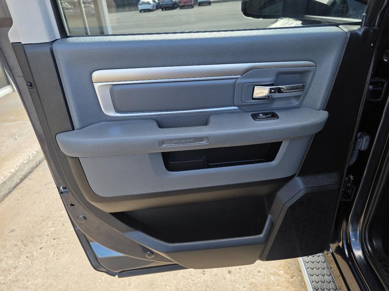 RAM 1500 4WD Crew Cab 140.5" Big Horn 2014