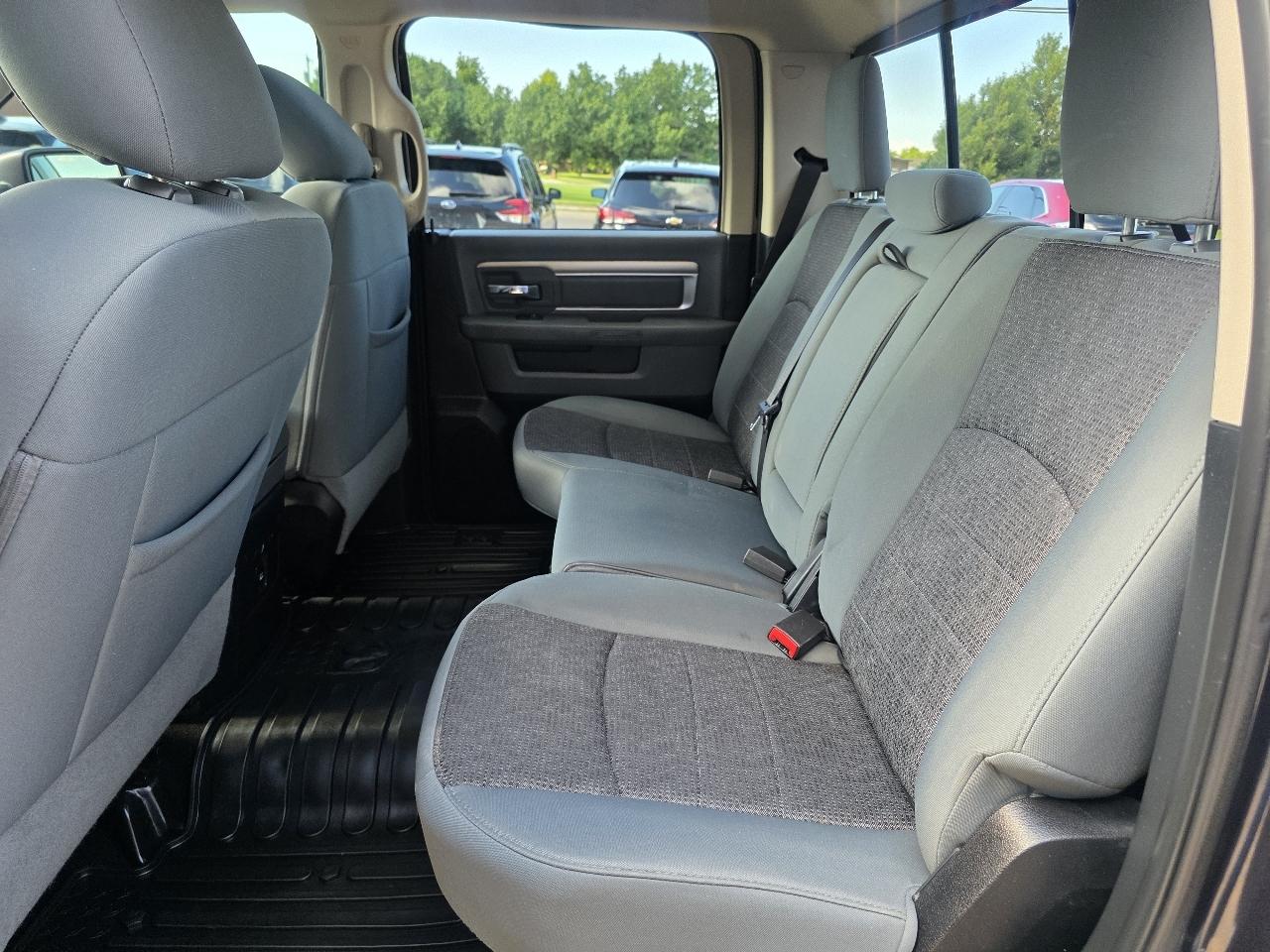 RAM 1500 4WD Crew Cab 140.5" Big Horn 2014