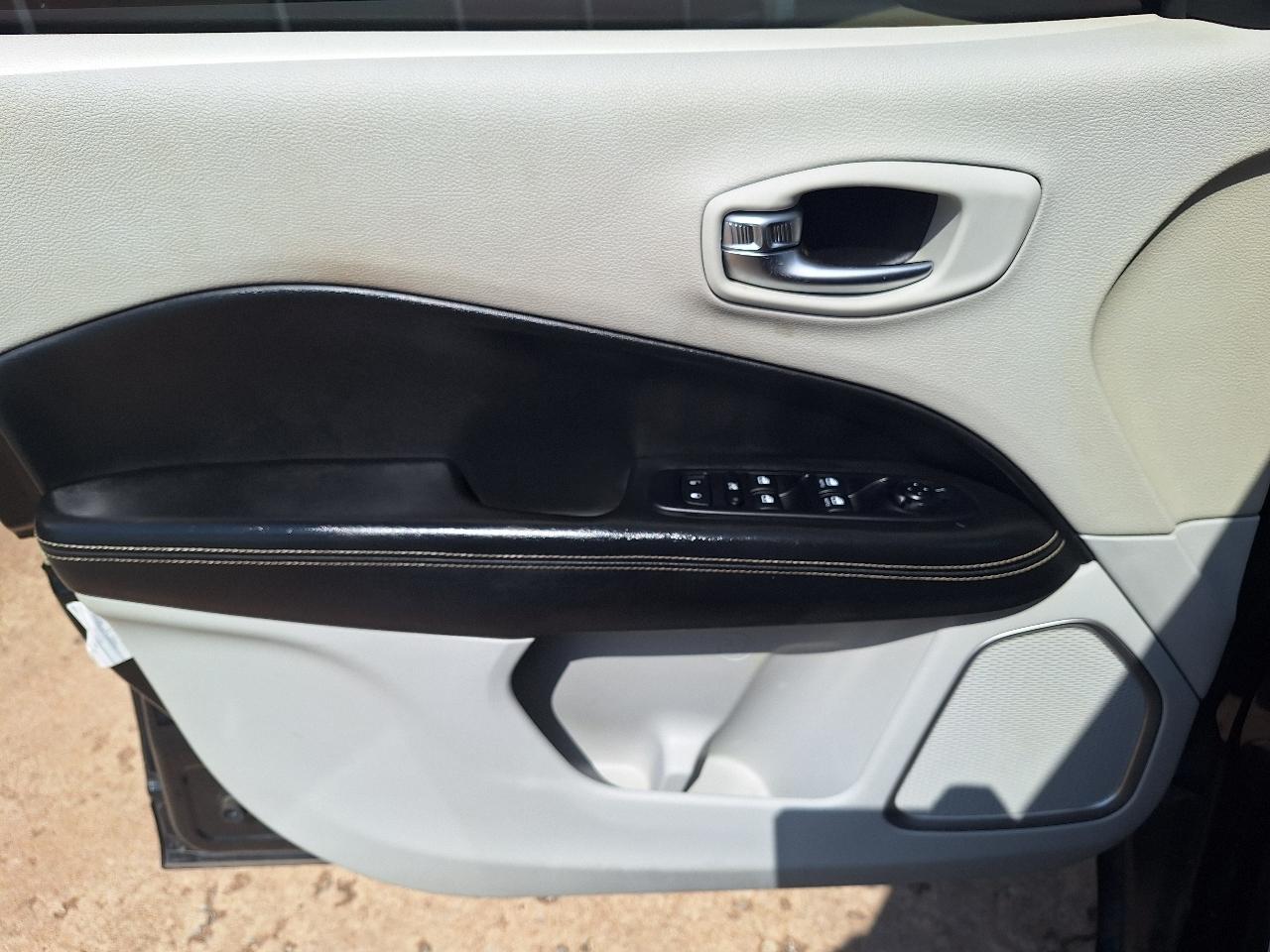 Jeep Compass Latitude w/Sun/Wheel Pkg FWD 2019