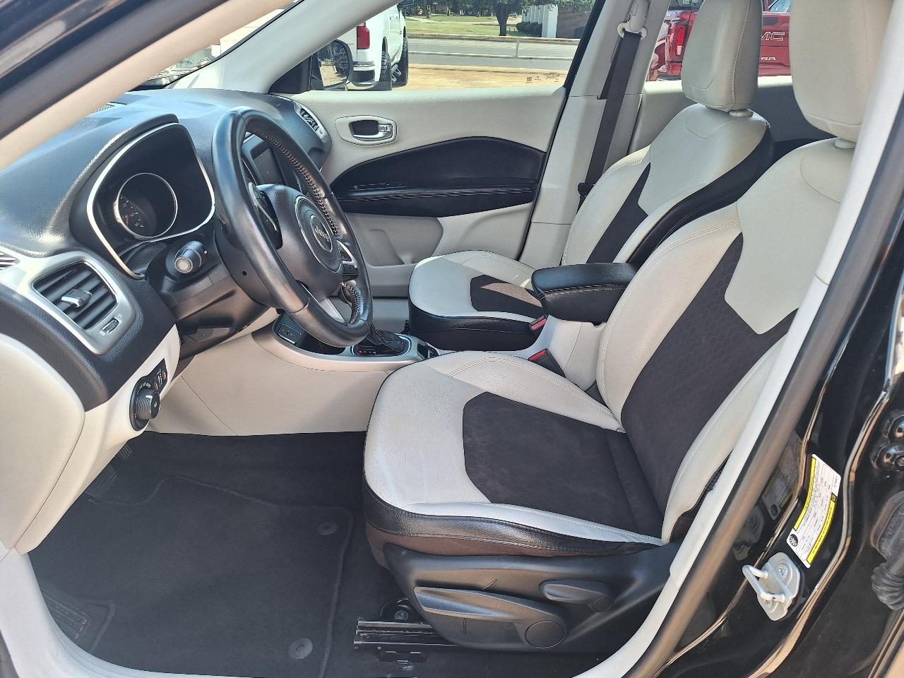 Jeep Compass Latitude w/Sun/Wheel Pkg FWD 2019