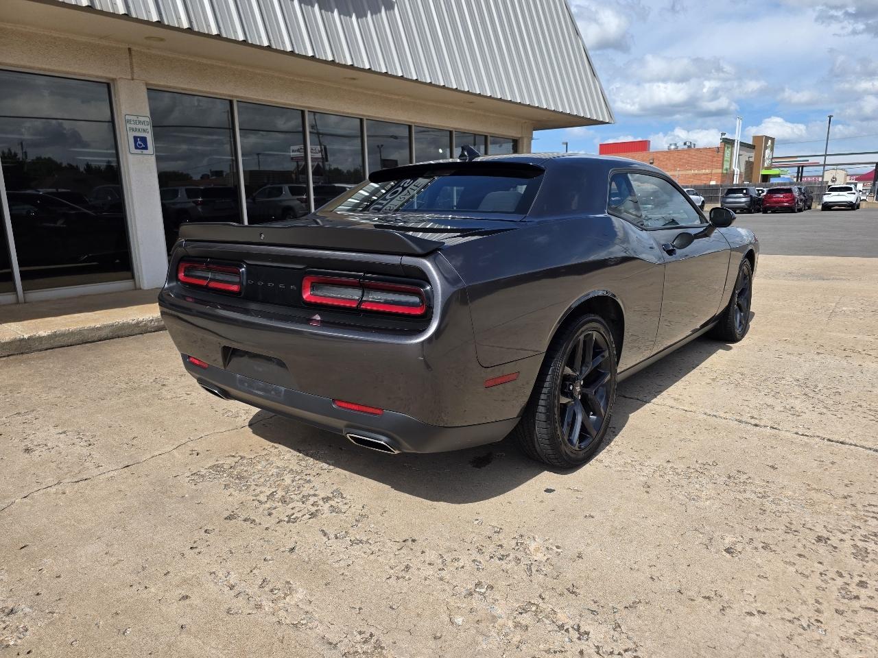 Dodge Challenger SXT RWD 2022