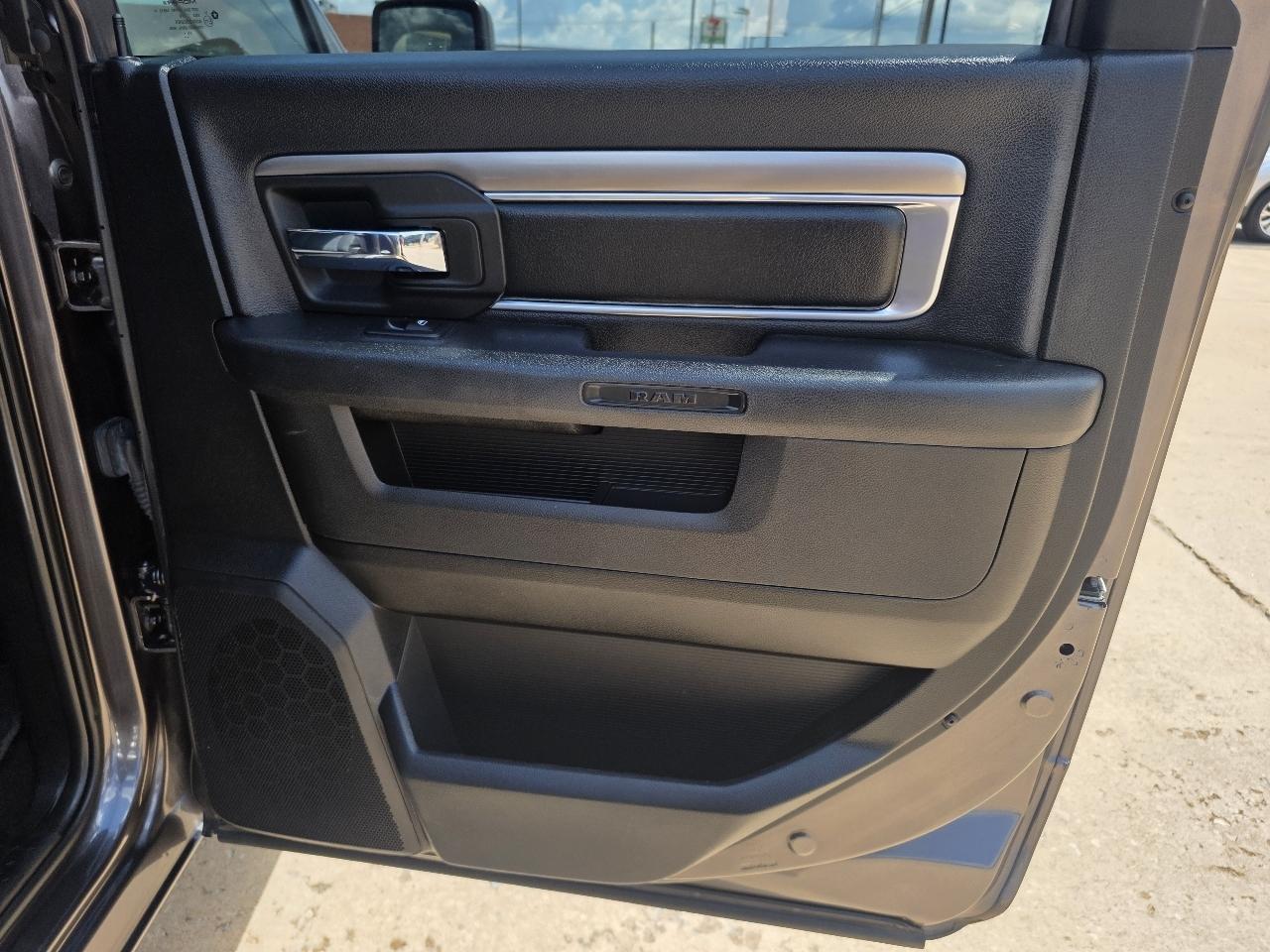 RAM 1500 Classic Warlock 4x4 Crew Cab 5'7" Box 2021