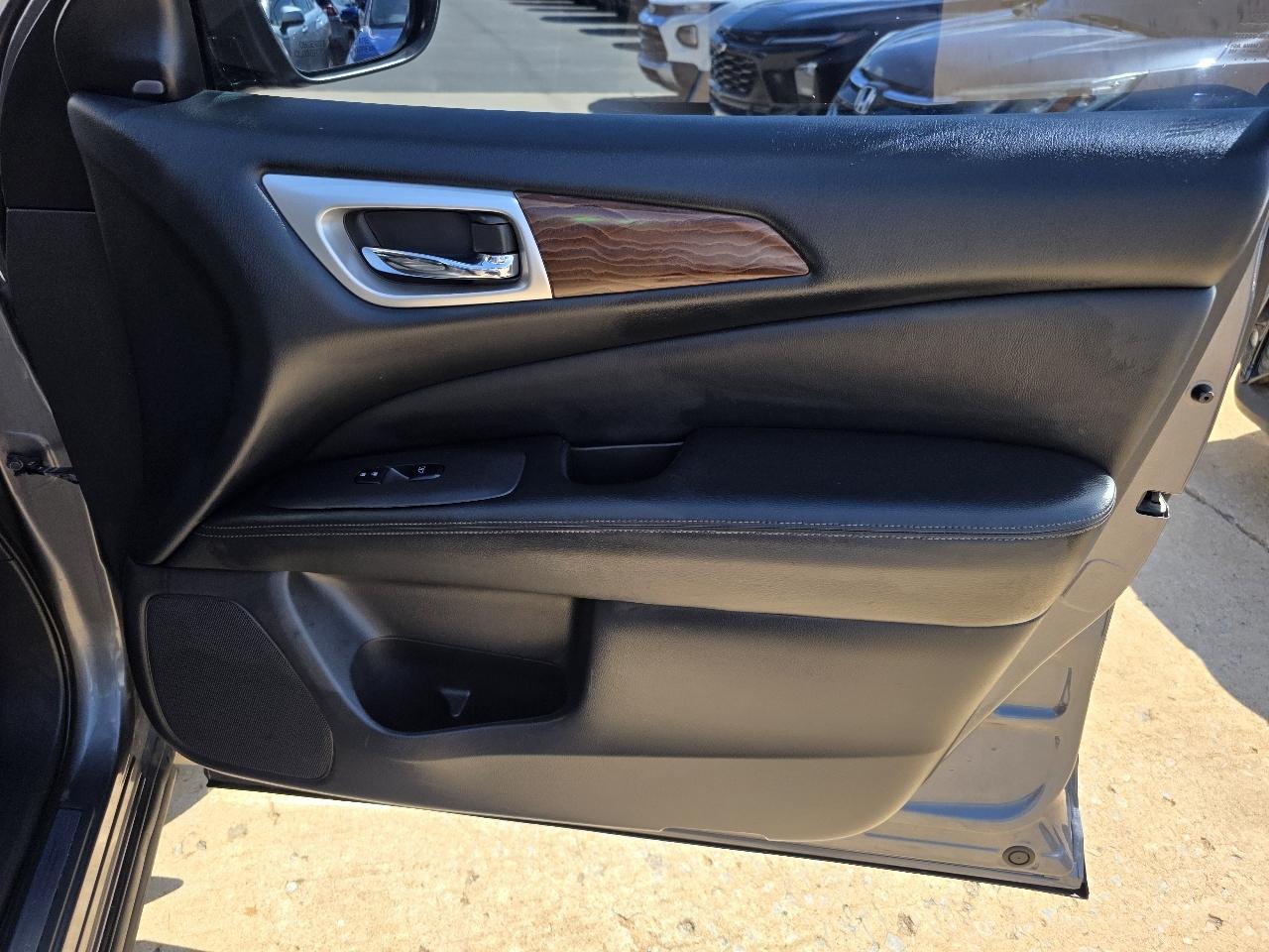 Nissan Pathfinder FWD Platinum 2018