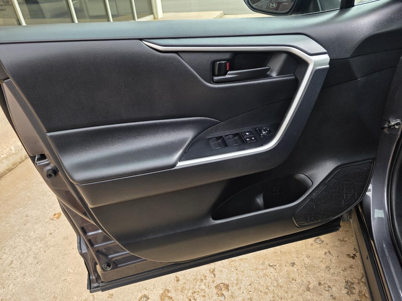 Toyota RAV4 LE FWD (Natl) 2025