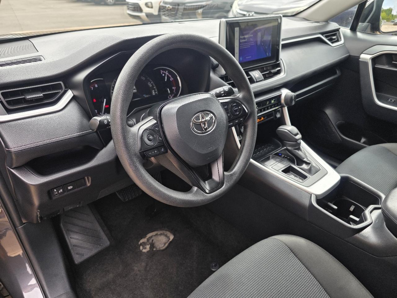 Toyota RAV4 LE FWD (Natl) 2025
