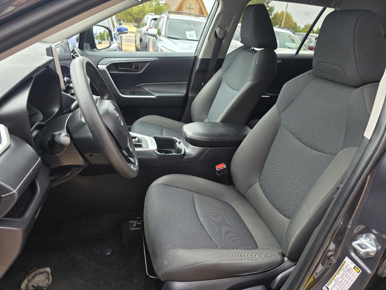 Toyota RAV4 LE FWD (Natl) 2025