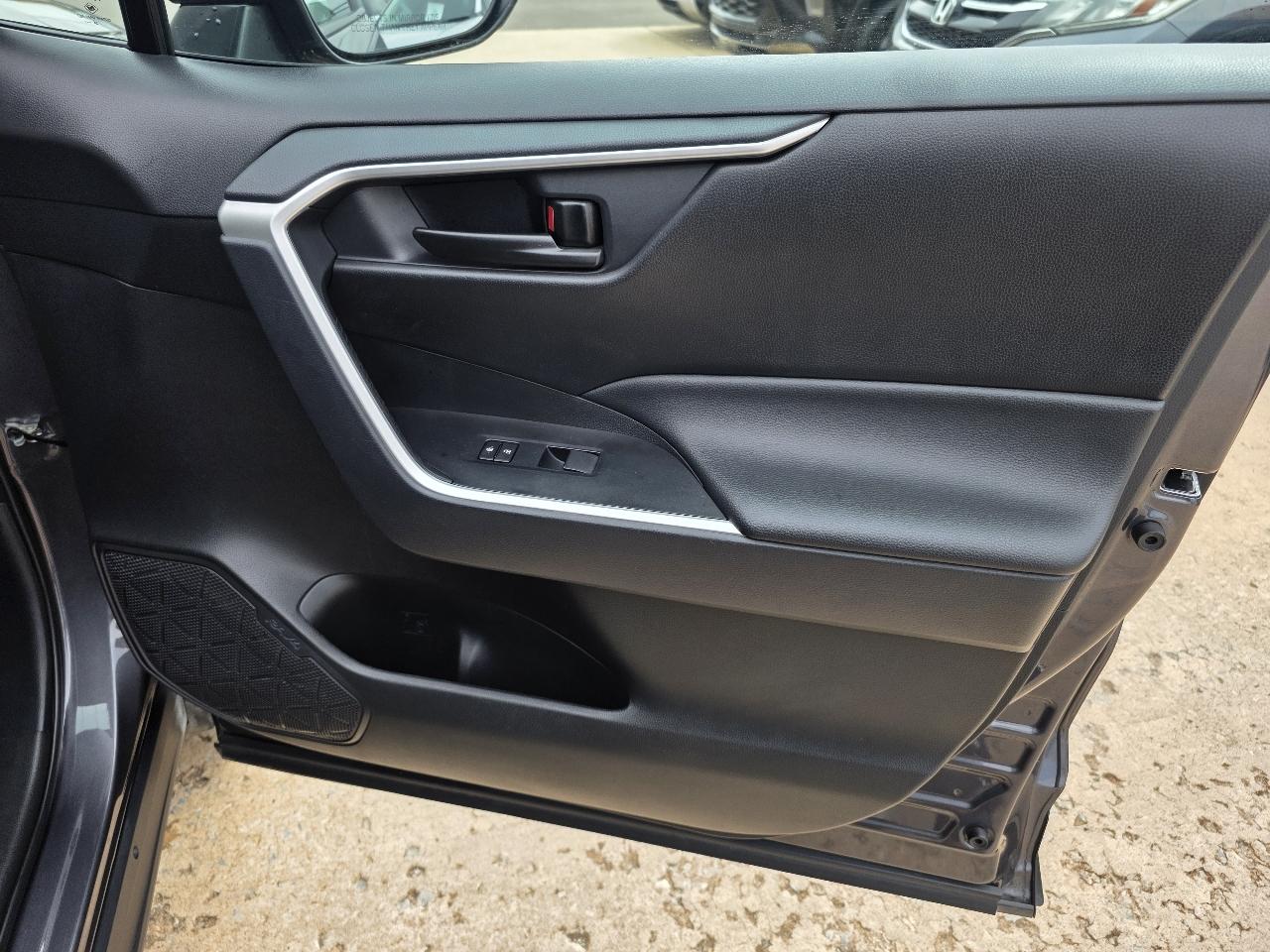 Toyota RAV4 LE FWD (Natl) 2025