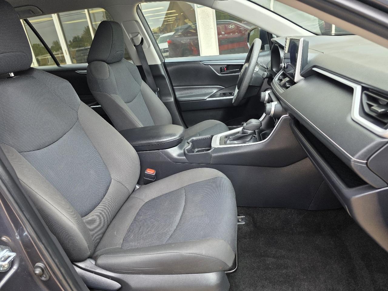 Toyota RAV4 LE FWD (Natl) 2025