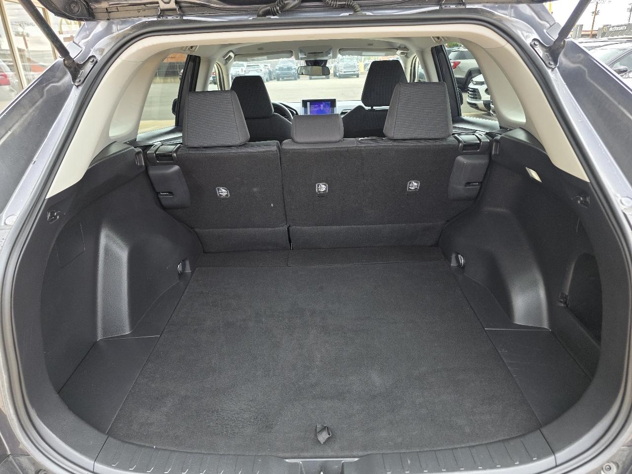 Toyota RAV4 LE FWD (Natl) 2025