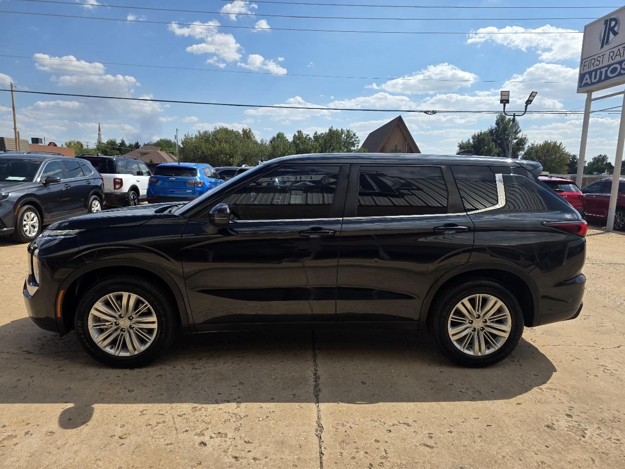 Mitsubishi Outlander ES FWD 2024