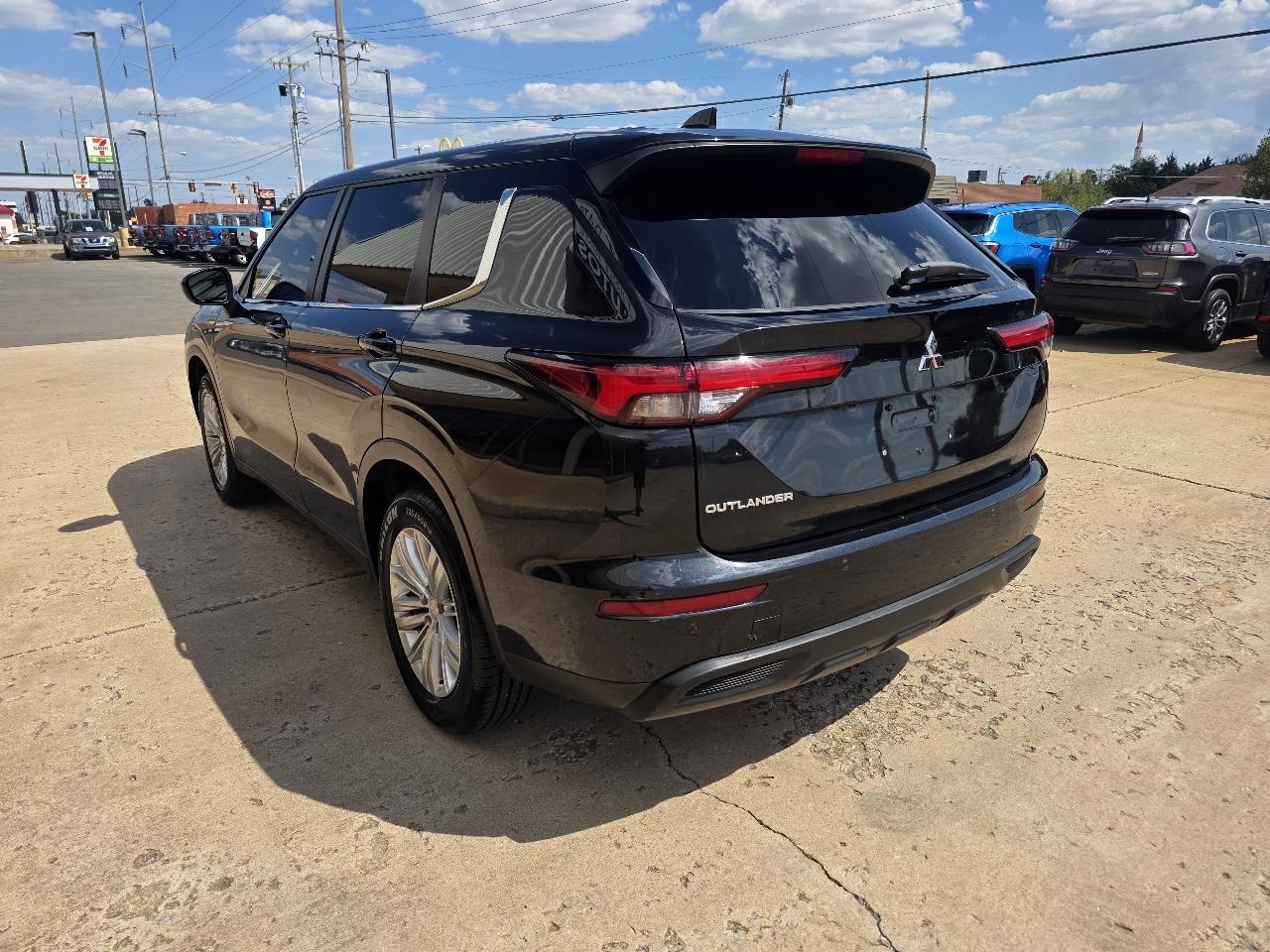 Mitsubishi Outlander ES FWD 2024