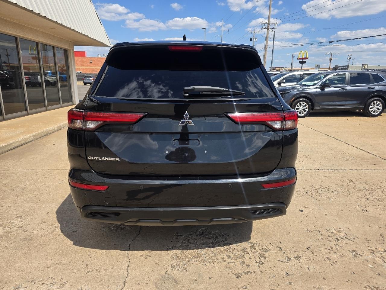 Mitsubishi Outlander ES FWD 2024
