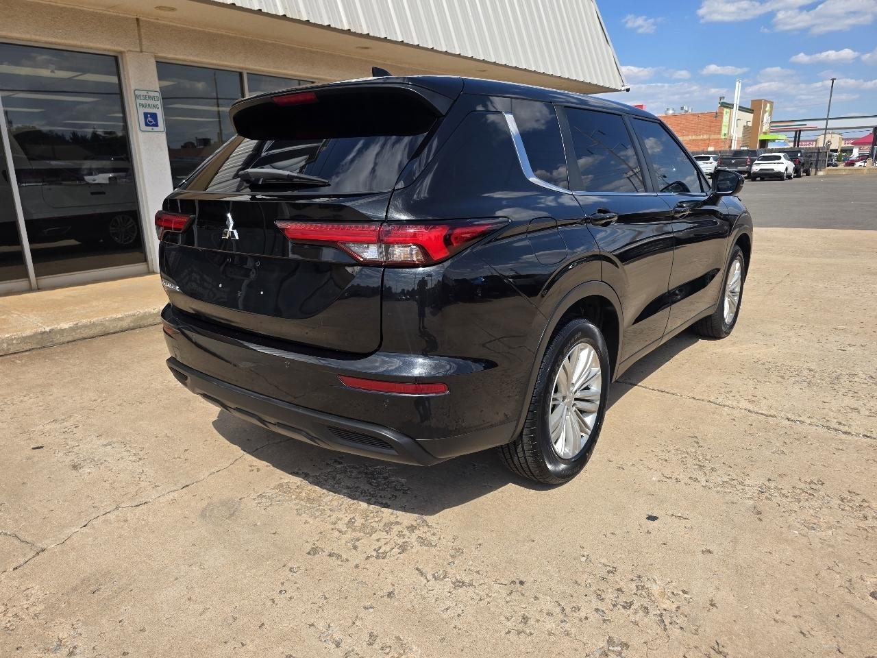 Mitsubishi Outlander ES FWD 2024
