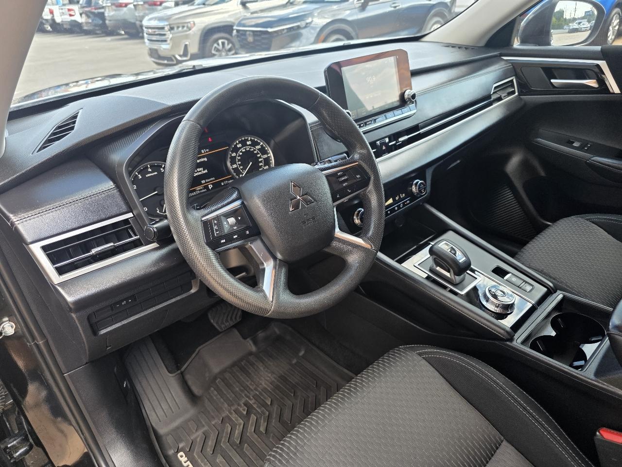 Mitsubishi Outlander ES FWD 2024