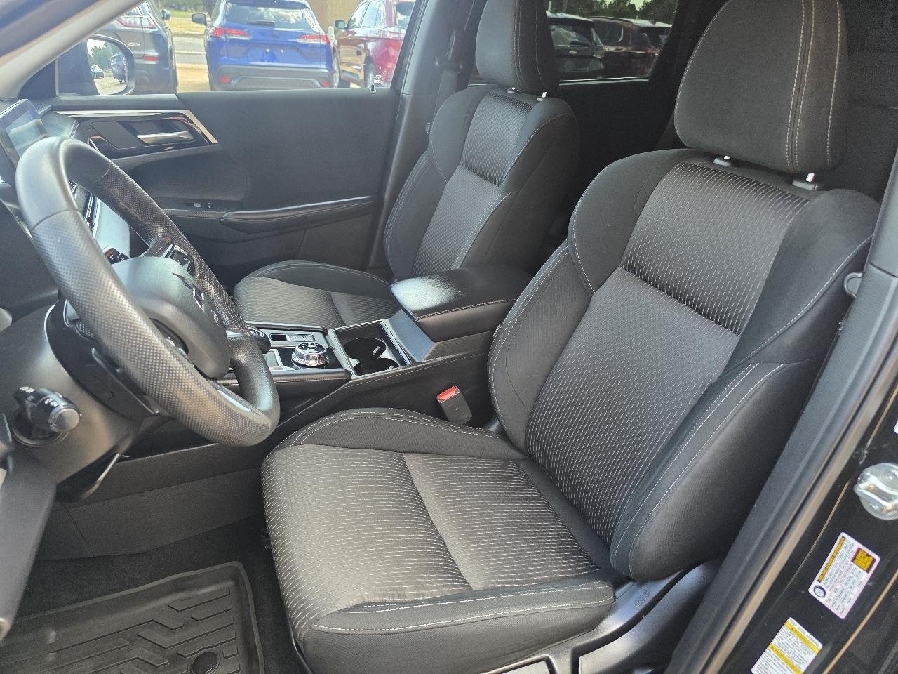 Mitsubishi Outlander ES FWD 2024