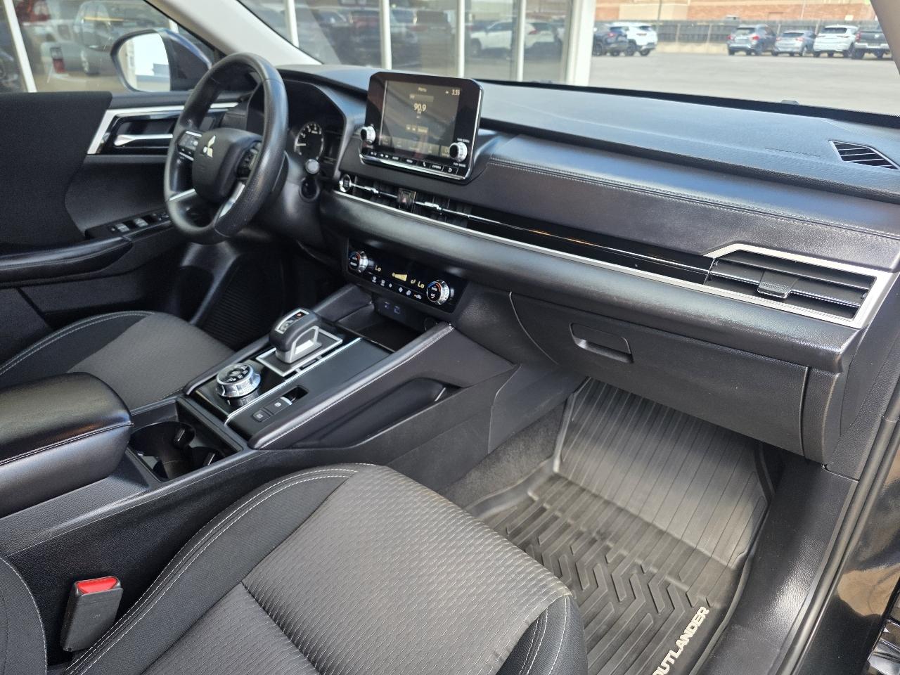 Mitsubishi Outlander ES FWD 2024