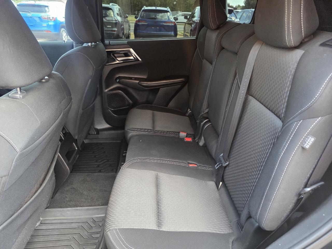 Mitsubishi Outlander ES FWD 2024