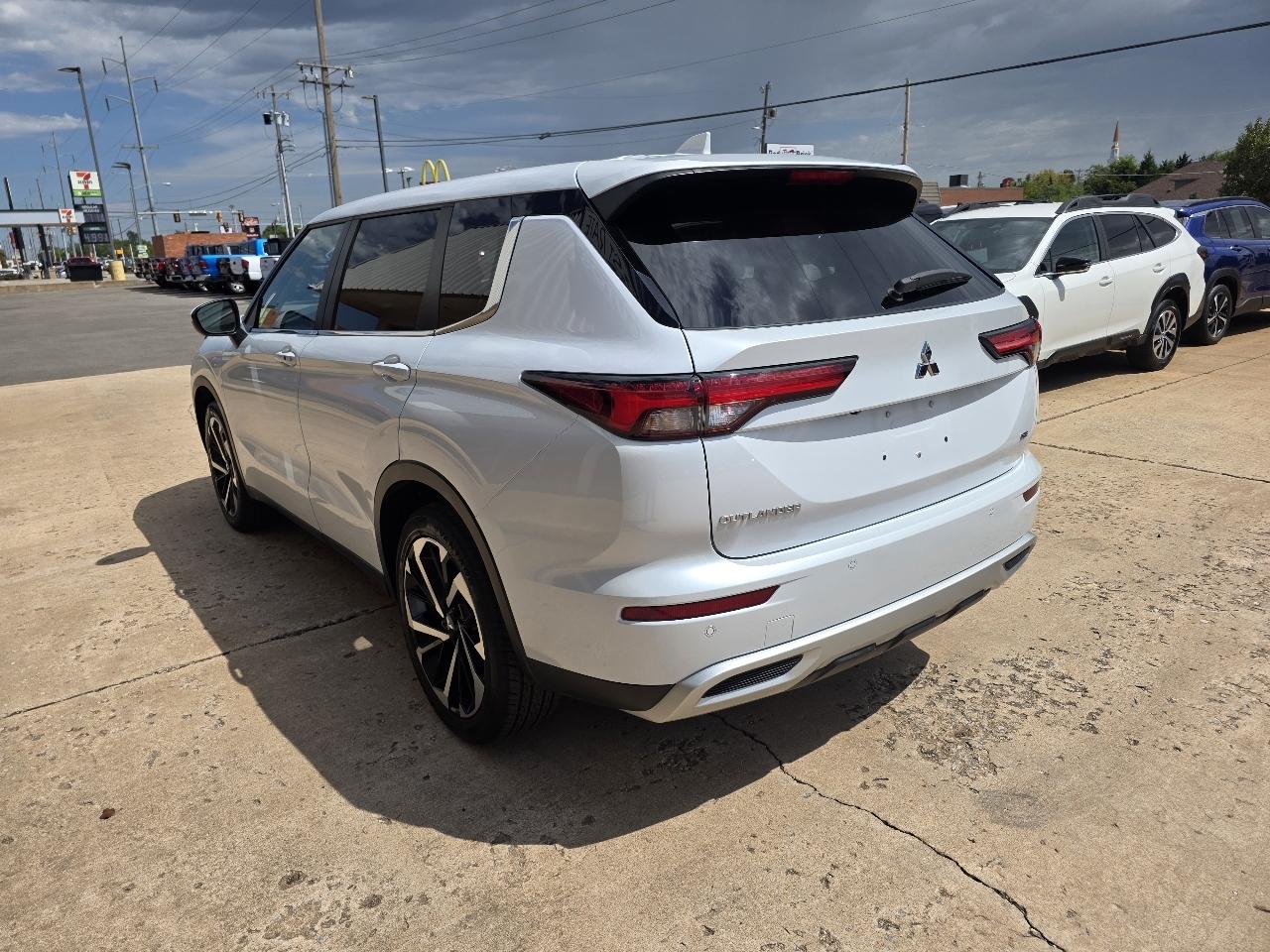 Mitsubishi Outlander SE FWD 2023