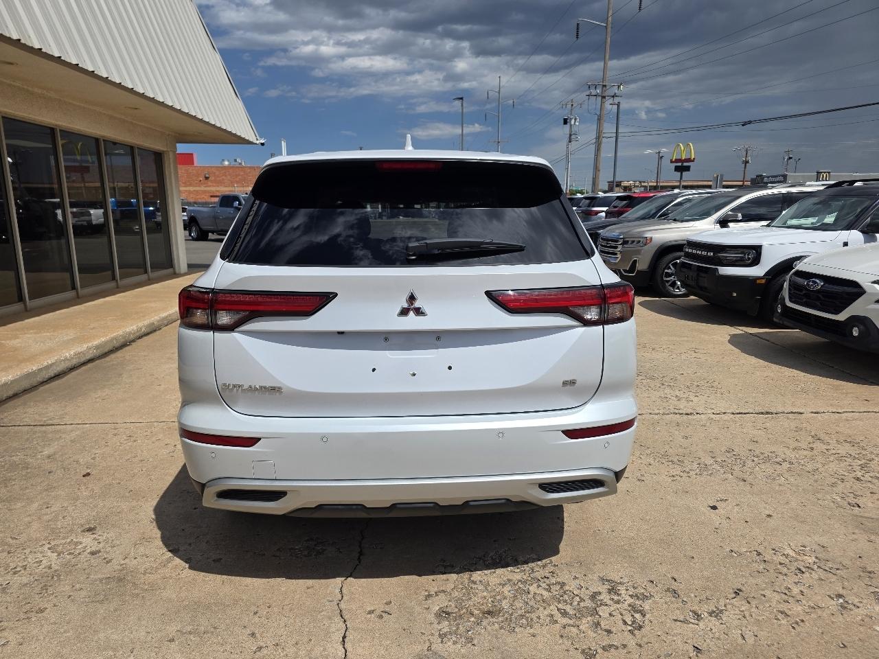 Mitsubishi Outlander SE FWD 2023