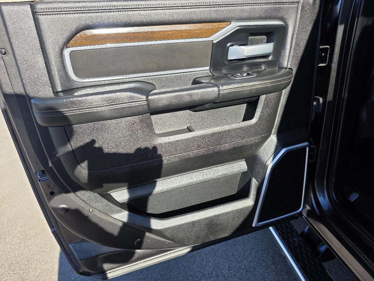 RAM 3500 Laramie 4x4 Crew Cab 8' Box 2024