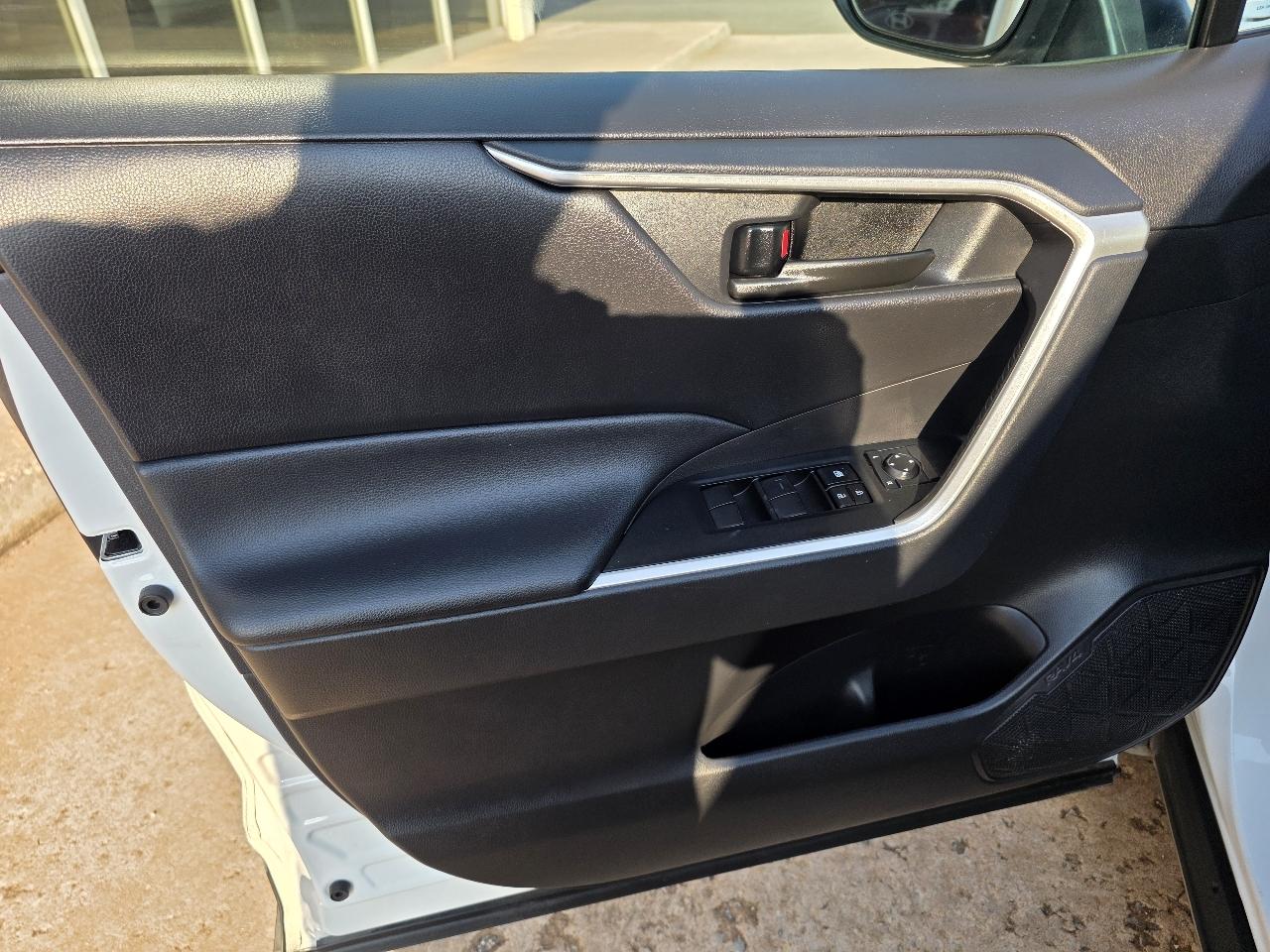 Toyota RAV4 LE AWD (Natl) 2025