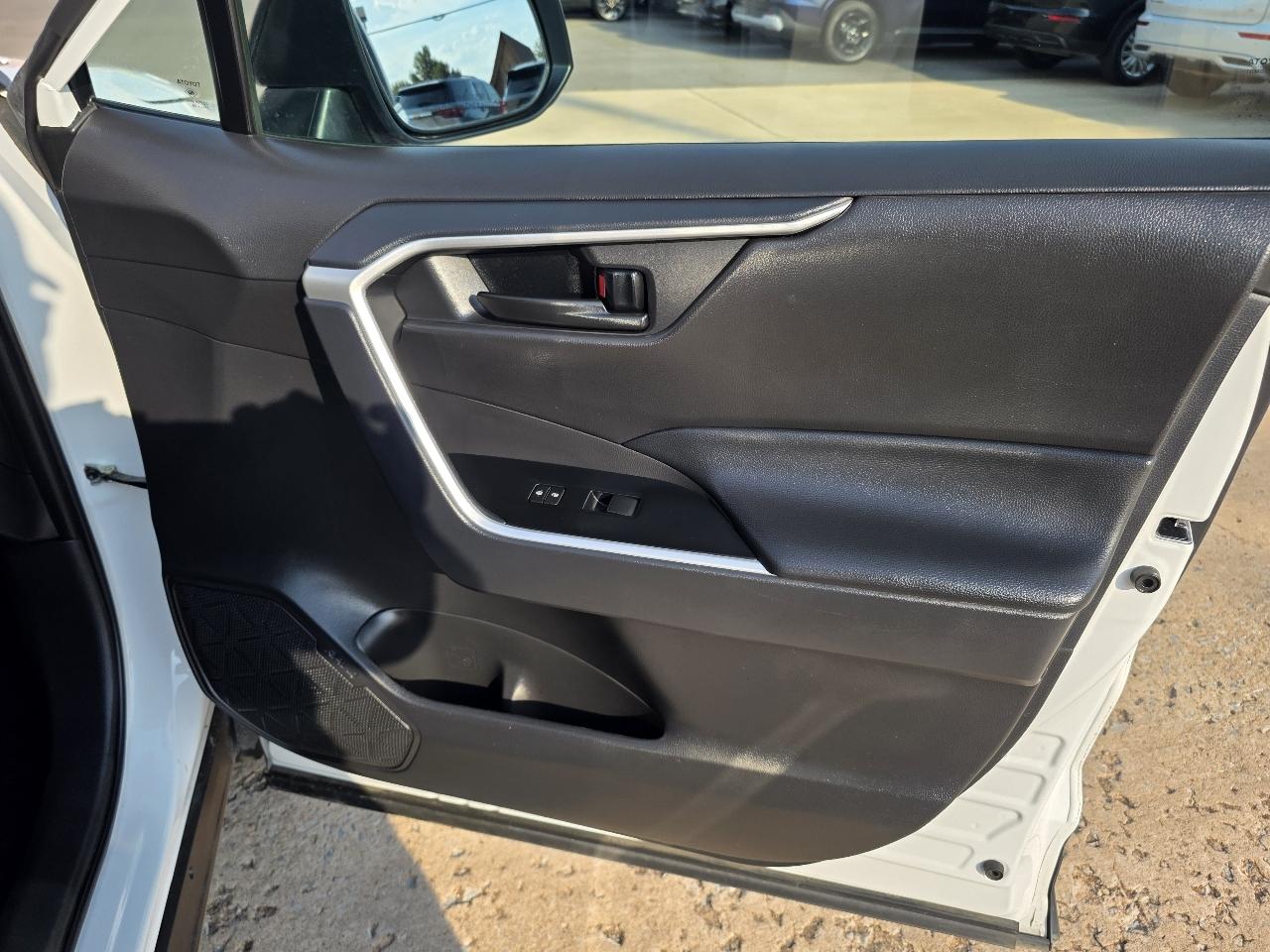 Toyota RAV4 LE AWD (Natl) 2025