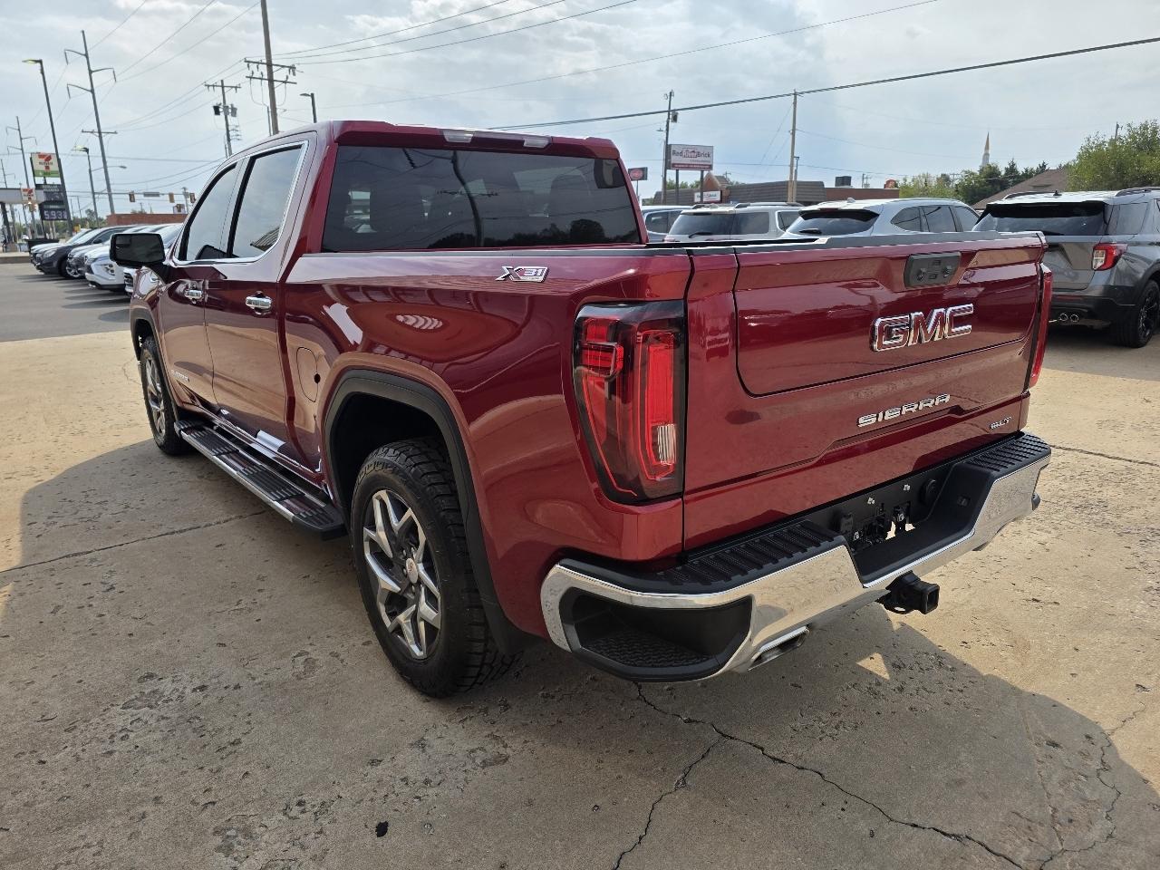 GMC Sierra 1500 4WD Crew Cab 147" SLT 2023