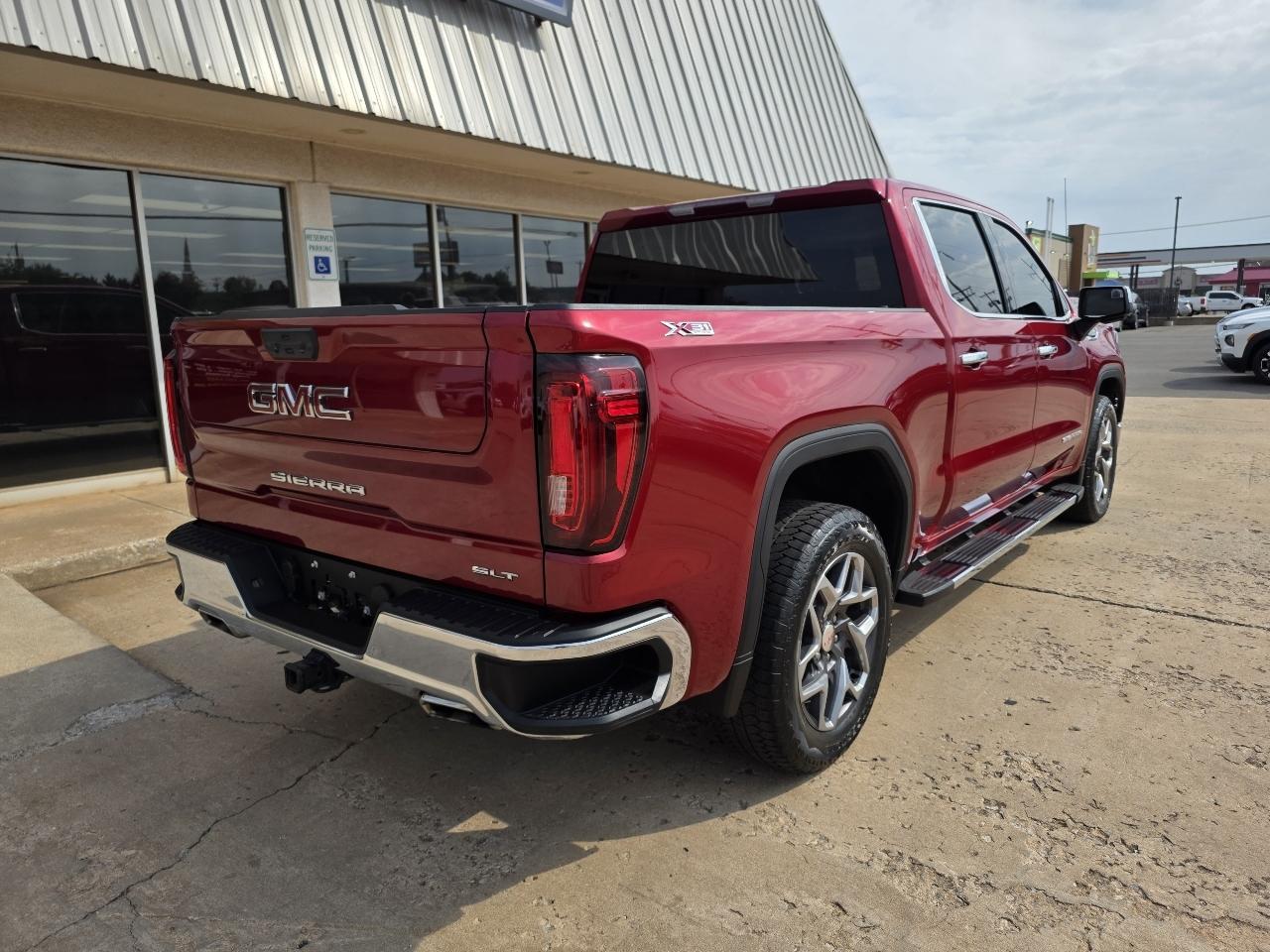 GMC Sierra 1500 4WD Crew Cab 147" SLT 2023