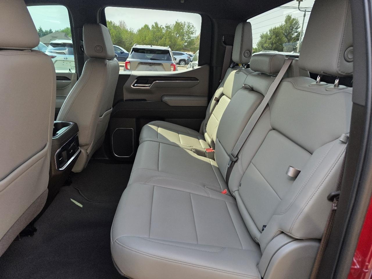 GMC Sierra 1500 4WD Crew Cab 147" SLT 2023
