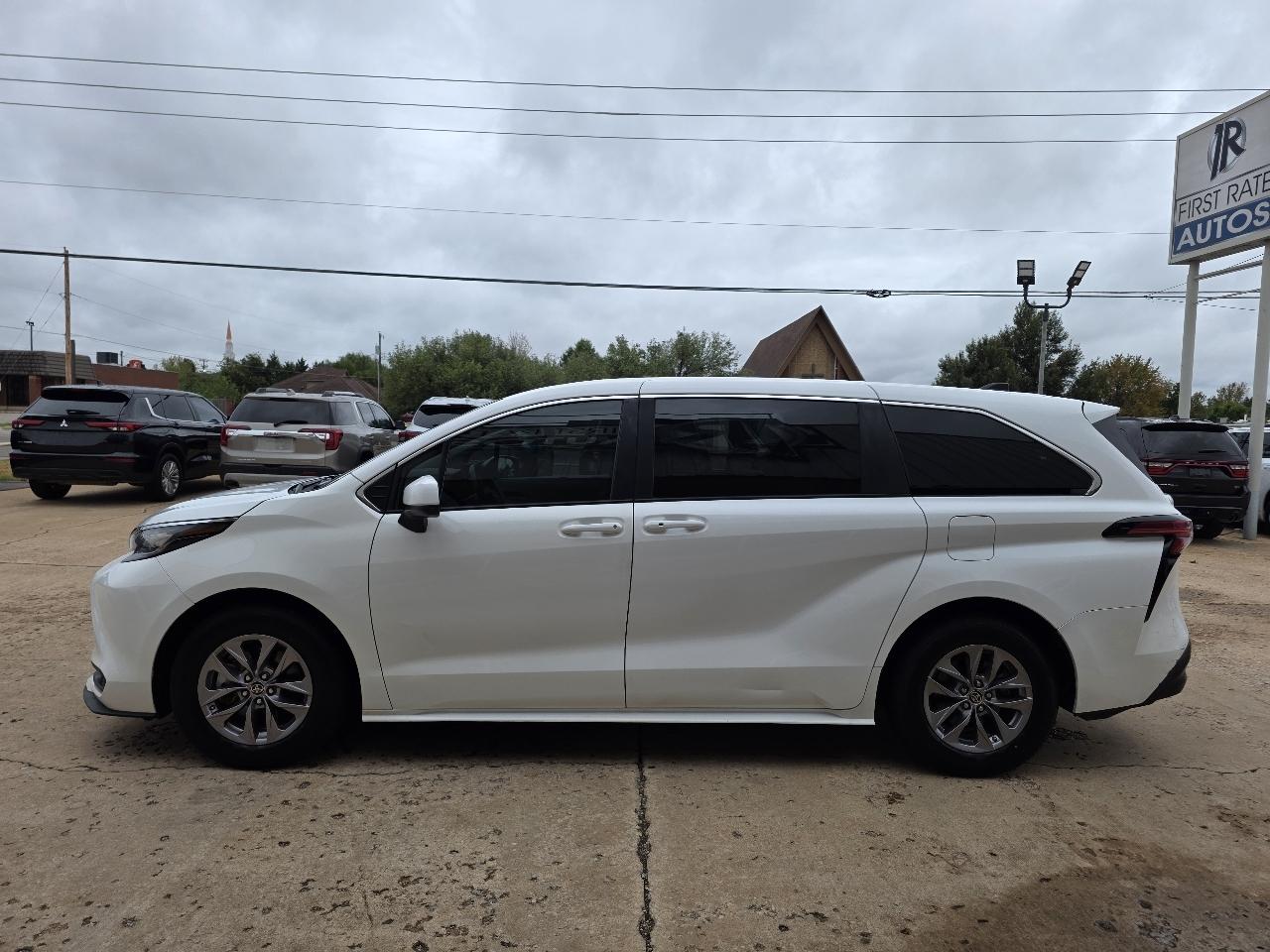 Toyota Sienna LE FWD 8-Passenger (Natl) 2022
