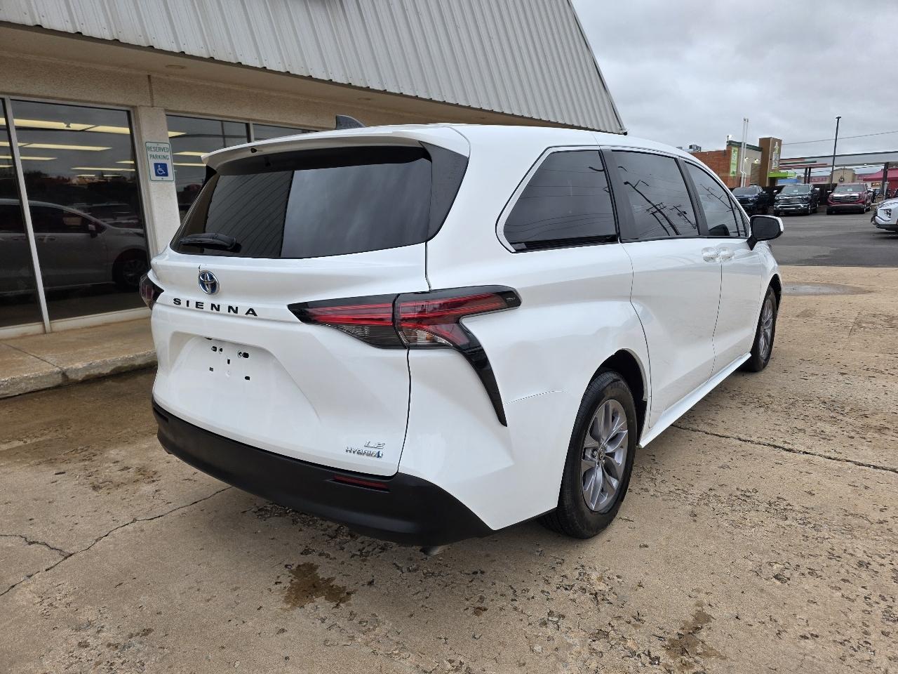 Toyota Sienna LE FWD 8-Passenger (Natl) 2022