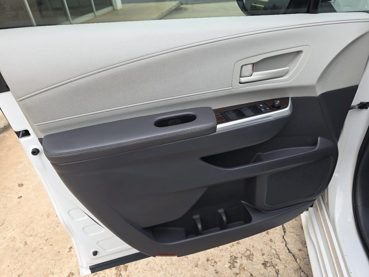 Toyota Sienna LE FWD 8-Passenger (Natl) 2022