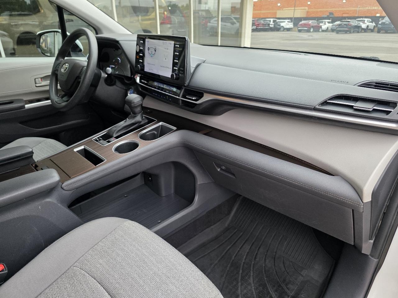Toyota Sienna LE FWD 8-Passenger (Natl) 2022