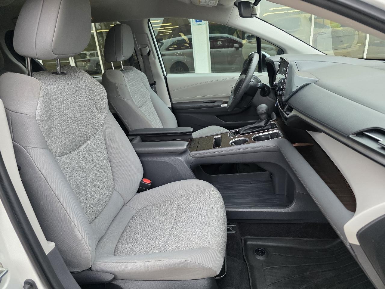 Toyota Sienna LE FWD 8-Passenger (Natl) 2022