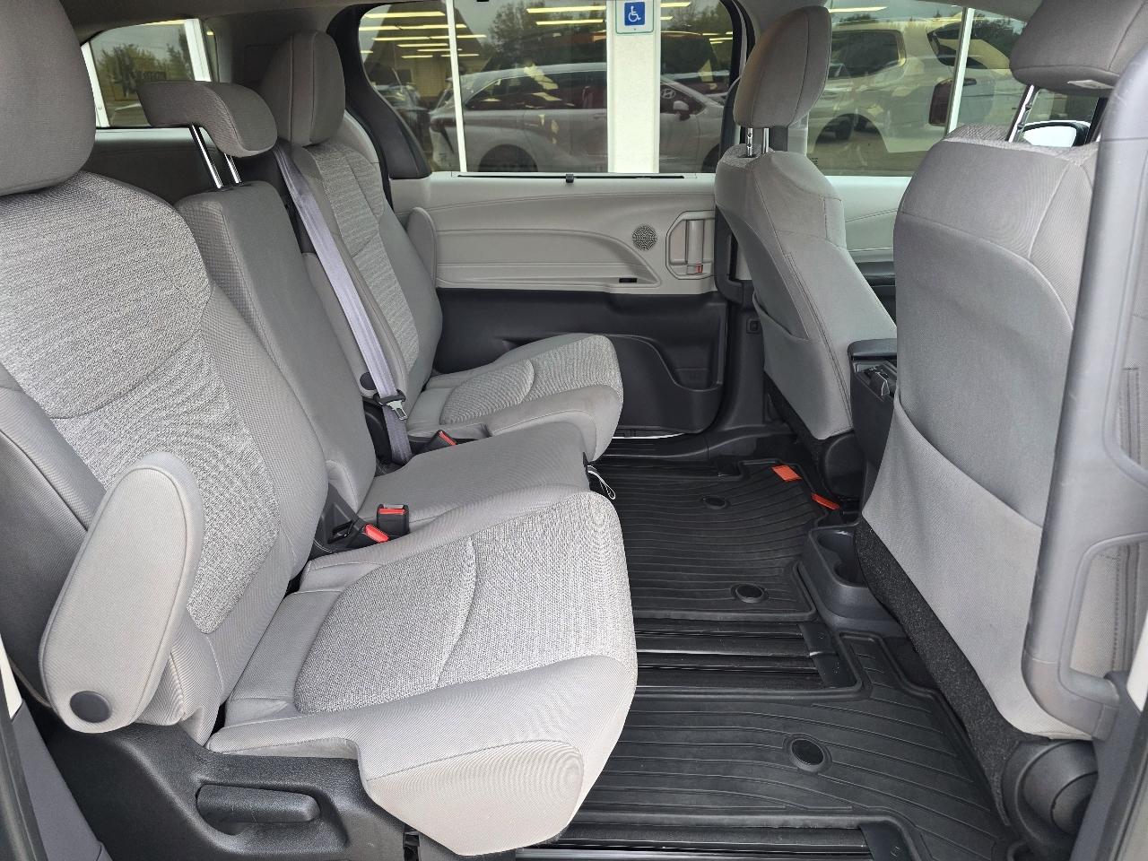 Toyota Sienna LE FWD 8-Passenger (Natl) 2022