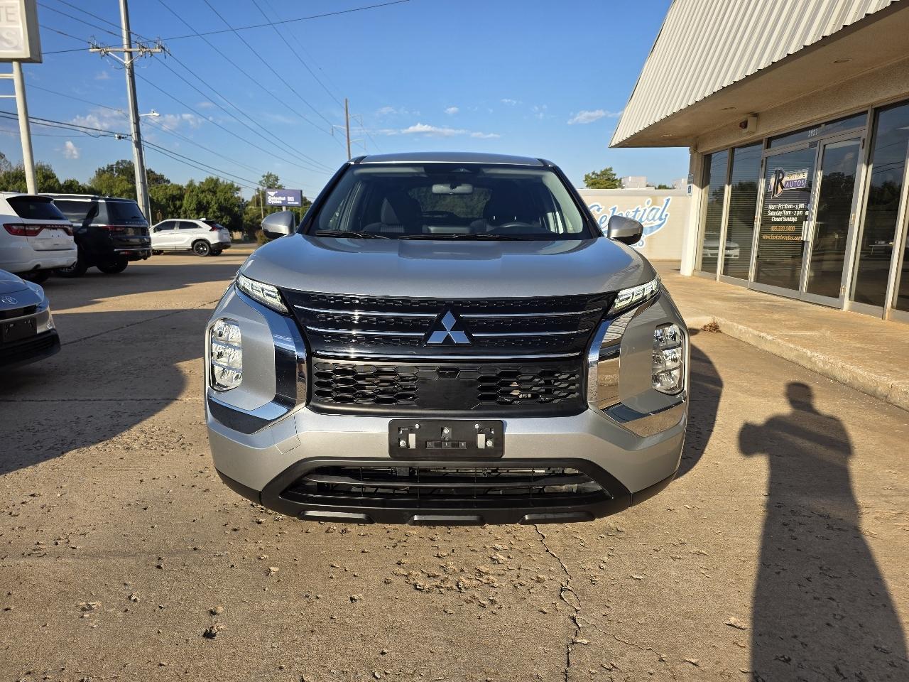 Mitsubishi Outlander ES FWD 2024