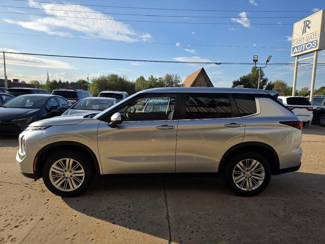 Mitsubishi Outlander ES FWD 2024