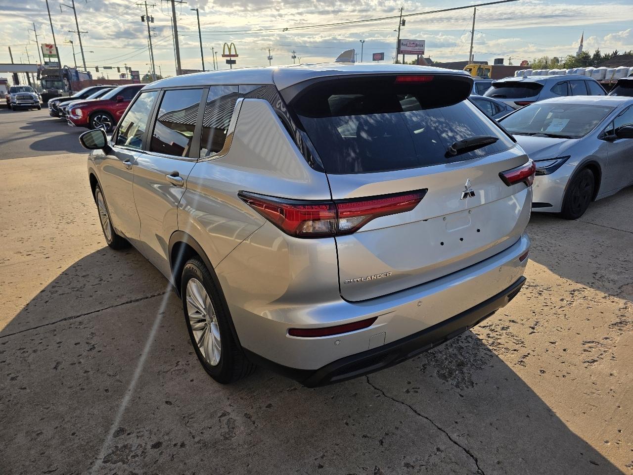 Mitsubishi Outlander ES FWD 2024