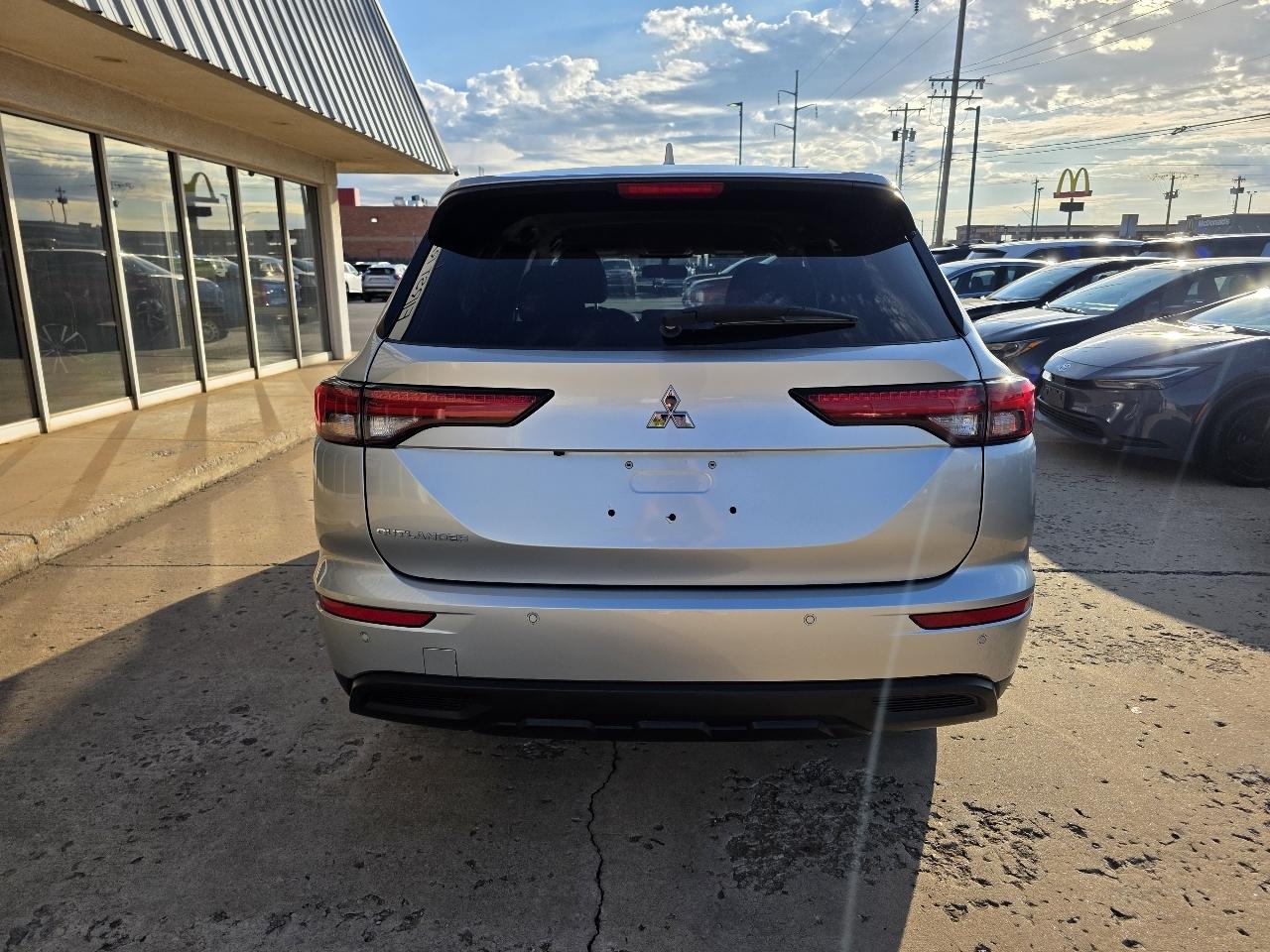 Mitsubishi Outlander ES FWD 2024